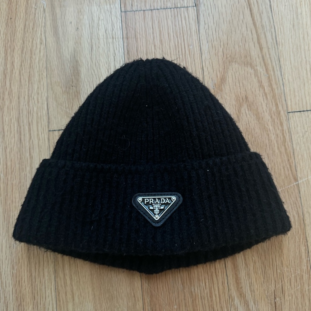 Prada blk hat not 100% if AUTHENTIC